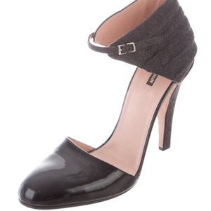 Giorgio Armani Pumps Black Leather with Wool Covers Size 9